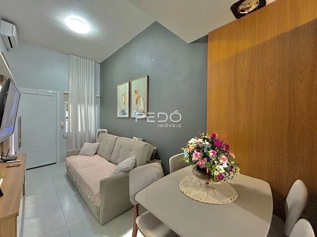 Sala de estar com sofá e mesa de jantar em um imóvel no Brasil.