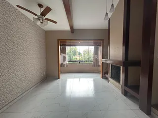 Vista de um corredor interno com piso de cerâmica e parede decorada.