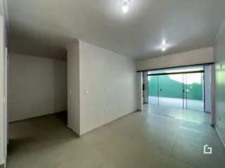 Interior de uma sala com portas de vidro que dão acesso ao exterior.