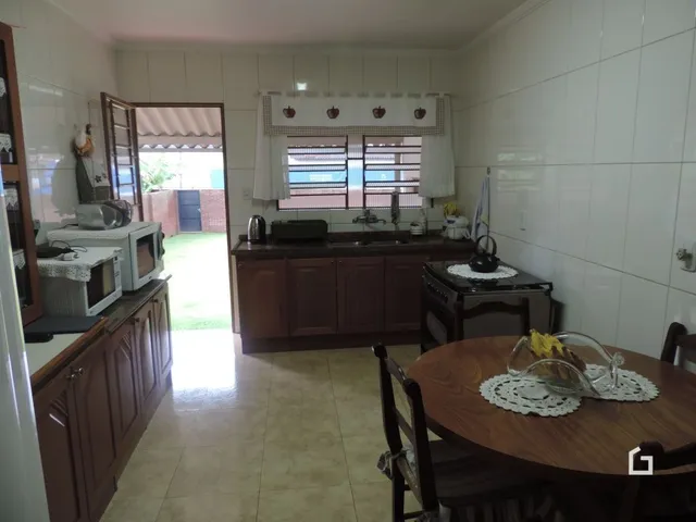 Ambiente interno de uma sala com piso de cerâmica e armários de madeira.