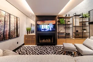Sala de estar moderna com lareira e decoração em madeira.