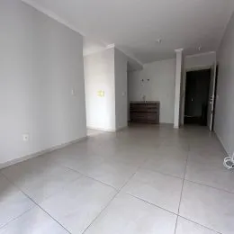 Hall de entrada com piso de cerâmica e paredes brancas.