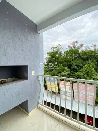 Vista interna de uma área com vista para a vegetação externa.