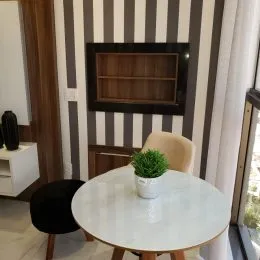 Foto de uma mesa redonda branca em um ambiente interno.