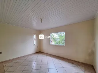 Foto de um cômodo interno com piso de cerâmica e janela.
