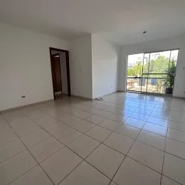 Ambiente interno com piso de cerâmica claro.