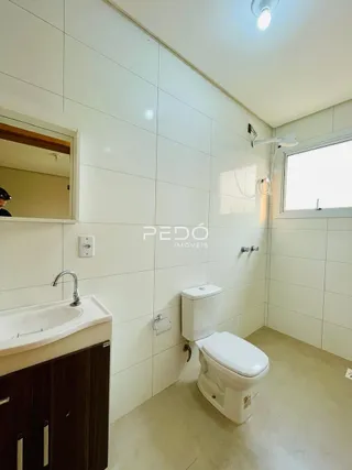 Foto de um banheiro interno com pia e vaso sanitário.