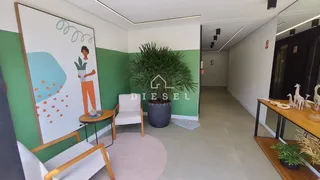 Sala de estar com paredes verdes e decoração moderna
