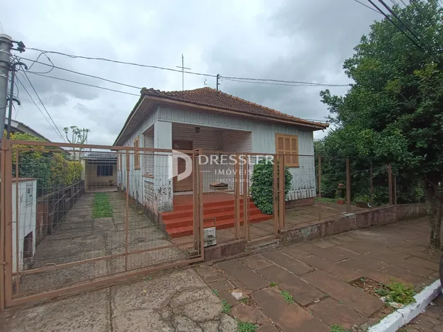 Fachada de uma casa em Lajeado, Brasil, com cerca e área externa.