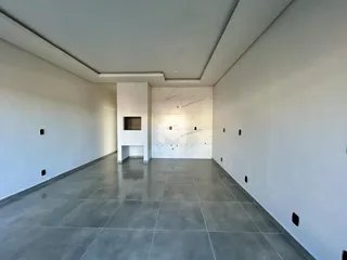 Hall de entrada com piso cinza e paredes brancas em um imóvel.