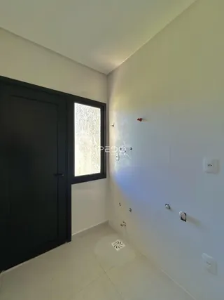 Hall da propriedade com porta e janela na parede.