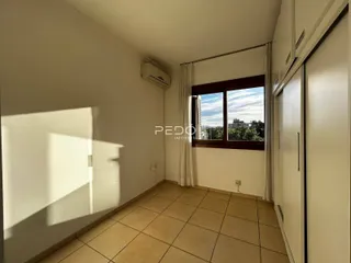 Hall de entrada com piso de cerâmica e armário embutido.