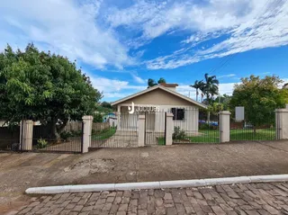 Fachada de uma casa em Lajeado, Brasil com cerca e portão de ferro.