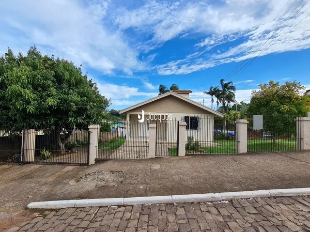 Fachada de uma casa em Lajeado, Brasil com cerca e portão de ferro.