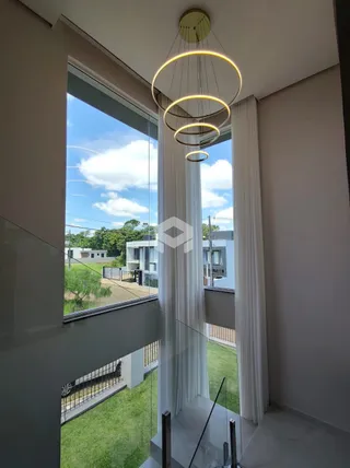 Sala de estar com grande janela voltada para o quintal.