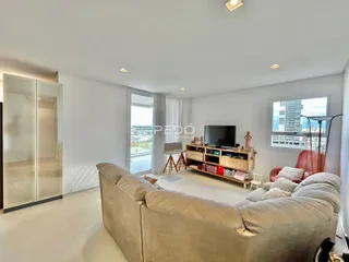 Sala de estar moderna com vista para a cidade em Lajeado.