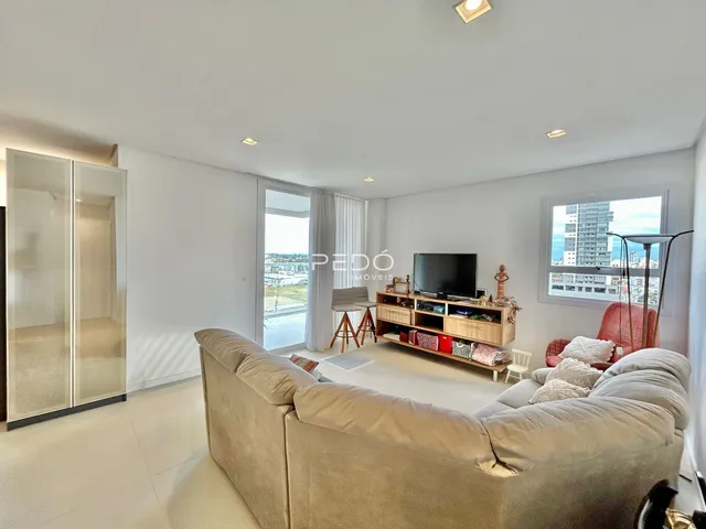 Sala de estar moderna com vista para a cidade em Lajeado.