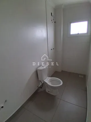 Foto de um banheiro interno com piso de cerâmica.