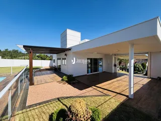 A fachada moderna de uma casa em Lajeado, Brasil, com grande área externa coberta.