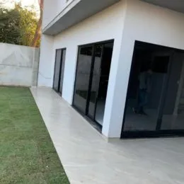 Fachada moderna de uma residência com grandes portas de vidro em Lajeado.