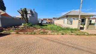 Vista externa de uma propriedade em Lajeado, Brasil, mostrando o terreno e a área de acesso.