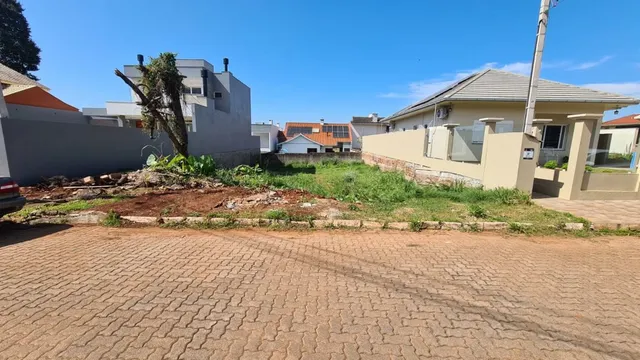 Vista externa de uma propriedade em Lajeado, Brasil, mostrando o terreno e a área de acesso.