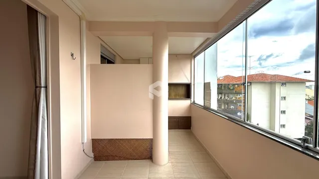 Vista interna de um corredor com grande janela em um imóvel no Brasil.