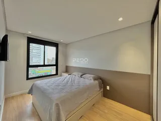 Quarto com cama e janela em um imóvel.