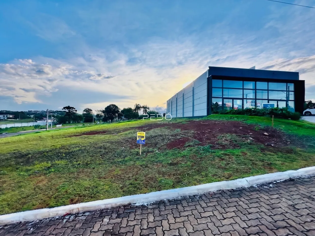 Fachada moderna de um imóvel em Lajeado, Brasil, com área gramada ao redor.