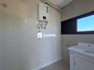 Foto de um ambiente interno com parede branca e uma bancada de pia.