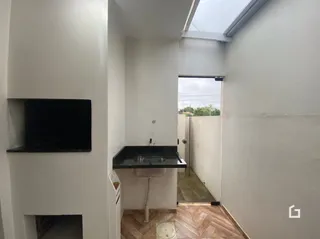 Foto de um interior com teto de claraboia e piso de madeira.