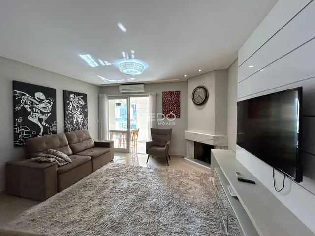 Sala de estar moderna com sofá e lareira em um imóvel no Brasil.
