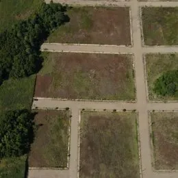 Vista aérea de um terreno com lotes no Lajeado.