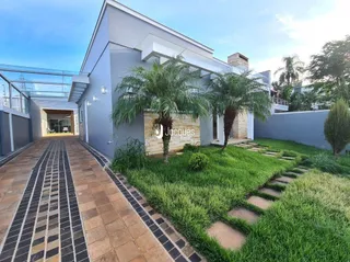 Fachada de uma residência com jardim e calçada em Lajeado, Brasil.