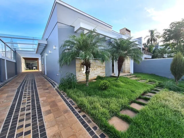 Fachada de uma residência com jardim e calçada em Lajeado, Brasil.
