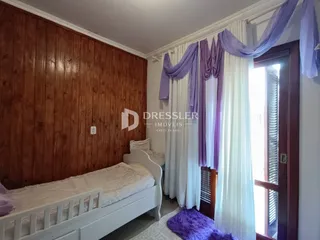 Quarto com cama e janela decorada em um imóvel no Brasil.