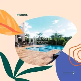Piscina externa com deck de madeira em uma propriedade.