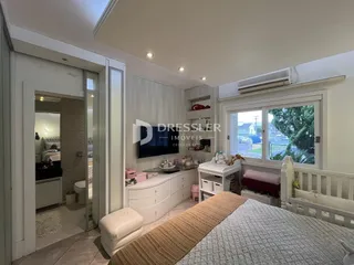 Quarto interno com cama e janela em uma residência.