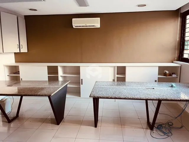 Foto de uma sala de jantar com mesa de granito.