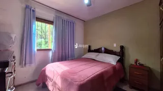 Quarto com cama e janela em um imóvel no Brasil.