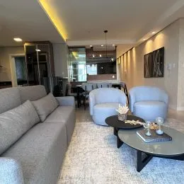 Foto de uma sala de estar com sofá e decoração interna.