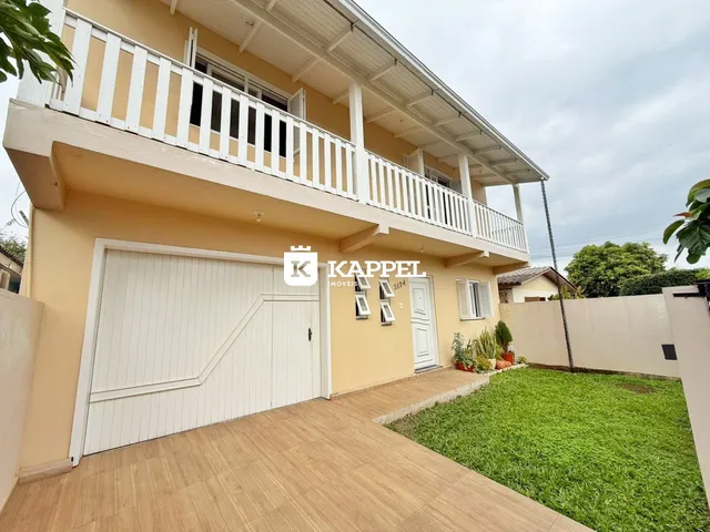 Fachada de uma casa em Lajeado, Brasil, mostrando a garagem e a varanda.