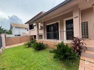 Fachada de uma casa em Lajeado, Brasil, com jardim gramado e varanda.
