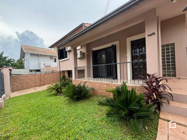 Fachada de uma casa em Lajeado, Brasil, com jardim gramado e varanda.