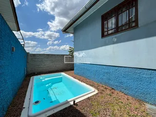 Foto da área externa com piscina de uma residência em Lajeado.