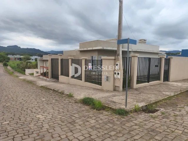 Fachada de uma residência em Lajeado, Brasil, com cerca de metal.