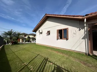 A fachada de uma casa em Lajeado, Brasil, com jardim gramado.