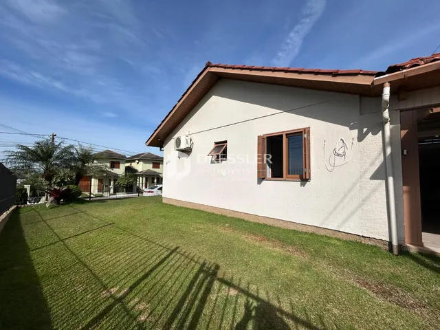 A fachada de uma casa em Lajeado, Brasil, com jardim gramado.