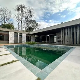 Foto de uma piscina externa em uma propriedade em Lajeado.
