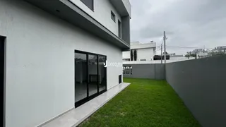 Fachada moderna de uma residência com jardim gramado.